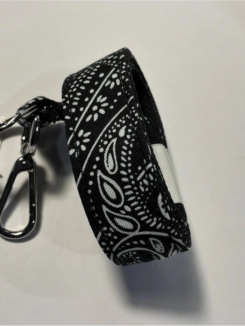 NWT Vera Bradley Wide Lanyard Stellar Paisley White Black Clip and Ring